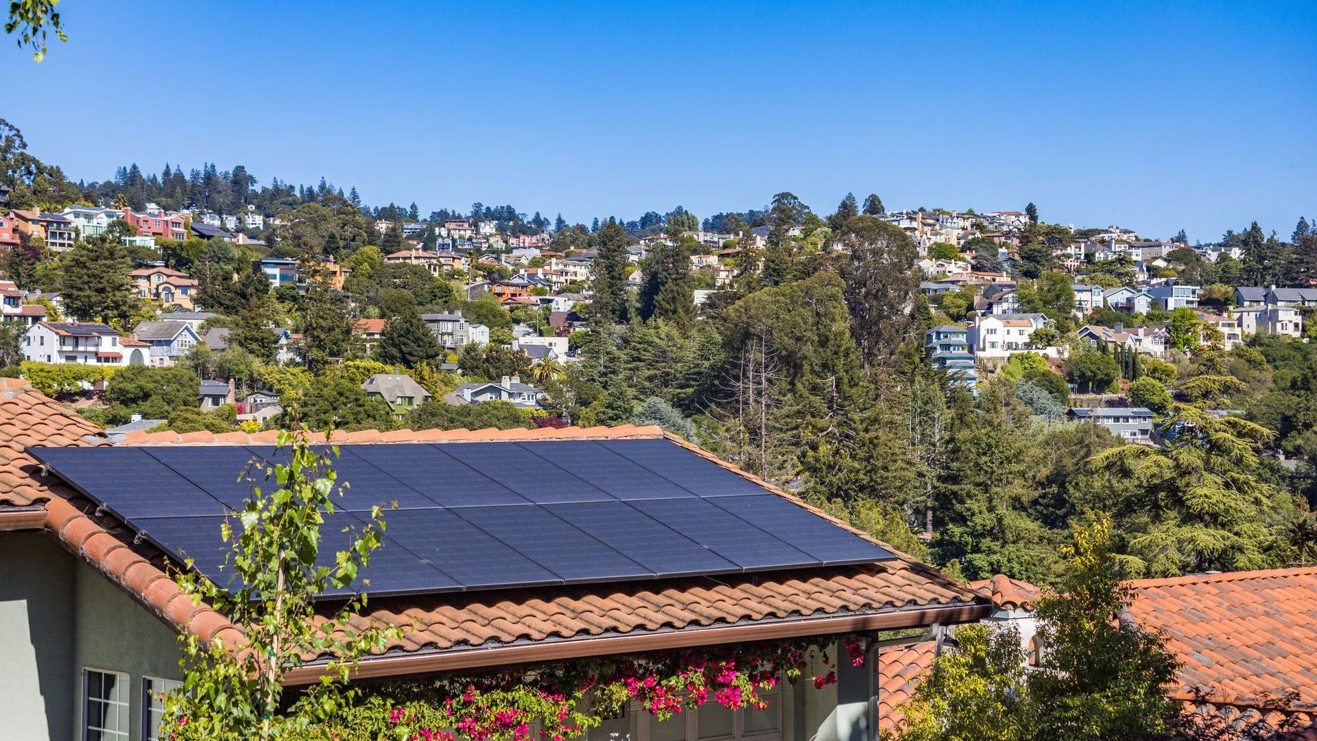 Instalación de paneles solares de autoconsumo en la cubierta de una vivienda